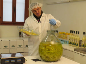 Infusione in damigiane di vetro